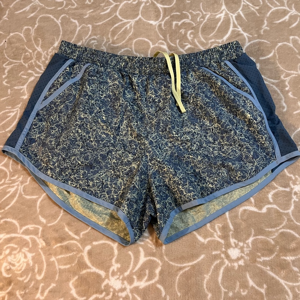 Under Armor Heatgear Women's
Shorts size L